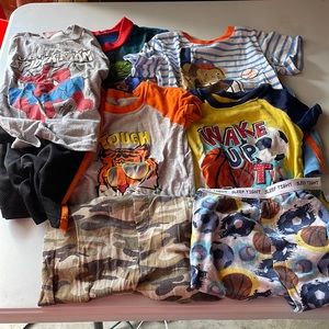 Five pairs of pajamas, 3 shorts and T-shirts and 2 pants and T-shirts character